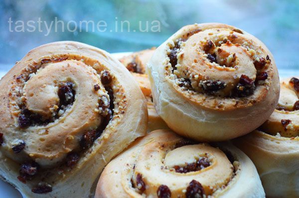 Сдобные булочки с изюмом