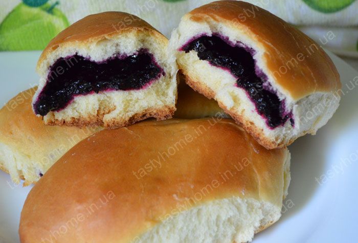 Сдобные пирожки с черникой