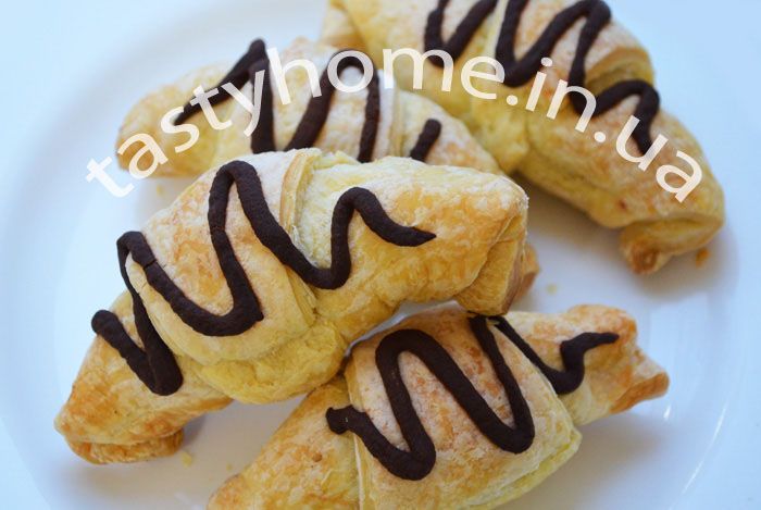 Круассаны из слоёного теста с вишней
