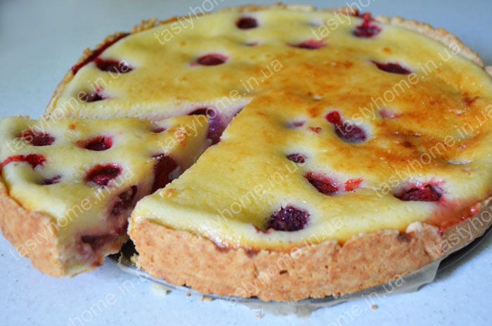Клубничный пирог со сметанной заливкой