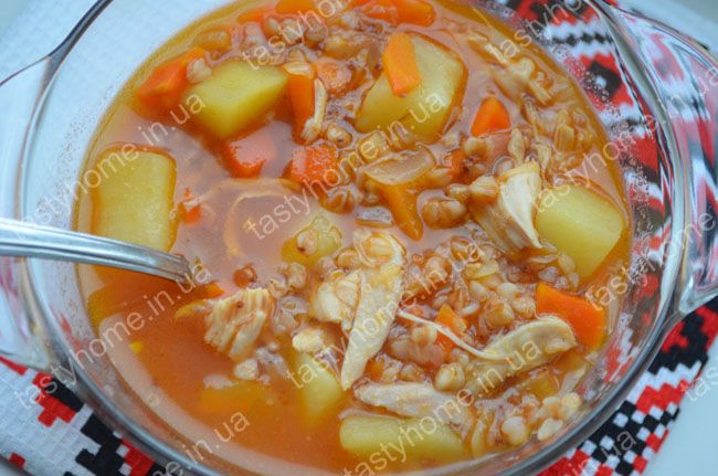 Гречневый суп с курицей и томатом