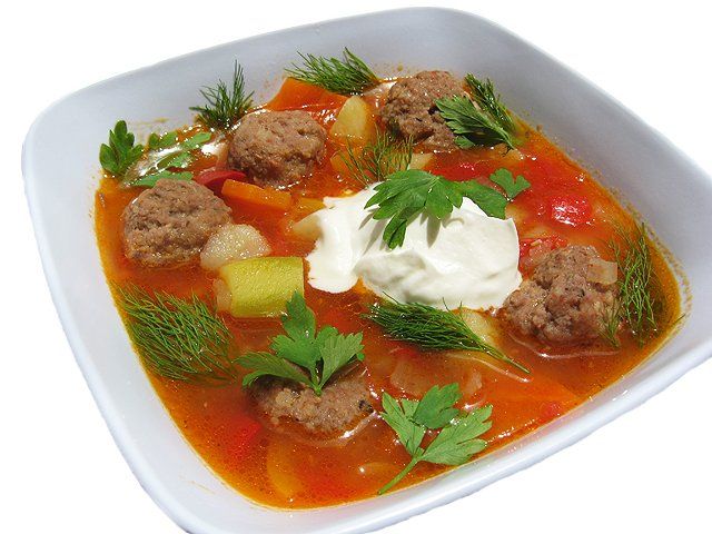 Густой суп из кабачков с фрикадельками.
