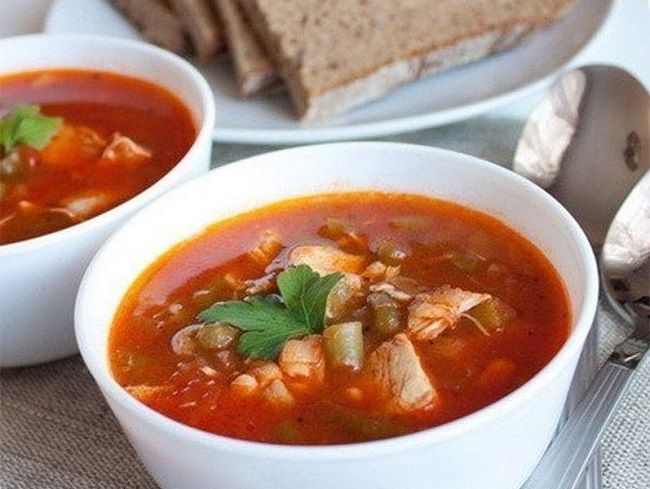 Томатный суп с курицей и фасолью