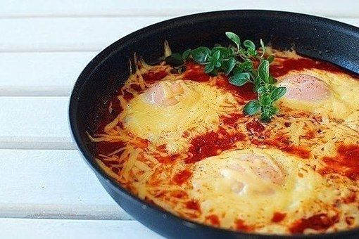 Яйца-пашот в томатном соусе