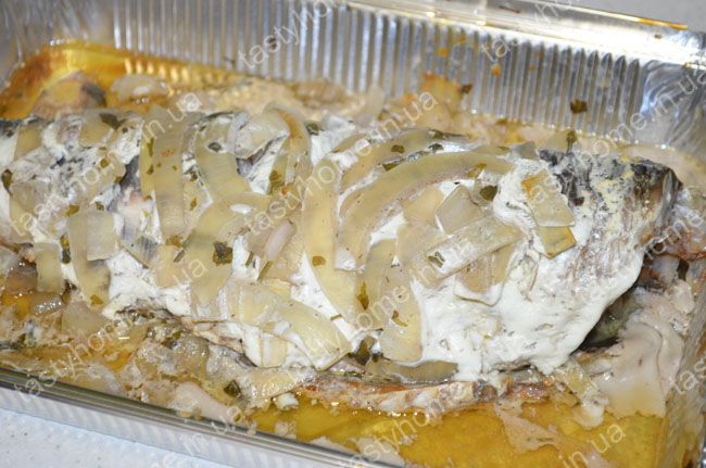 Кефаль запечённая в духовке с луком и сметаной