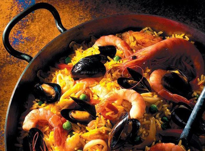 Паэлья с курицей и морепродуктами
