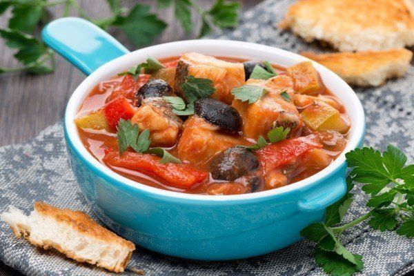 Рыба тушёная с кабачками, помидорами и маслинами