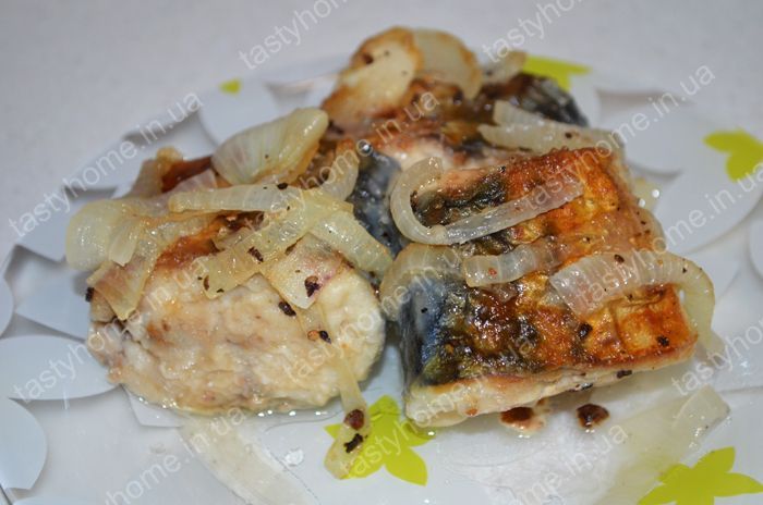 Жареная скумбрия с луком