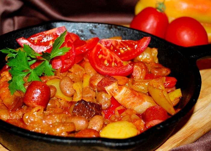 Лечо с фасолью и колбасками