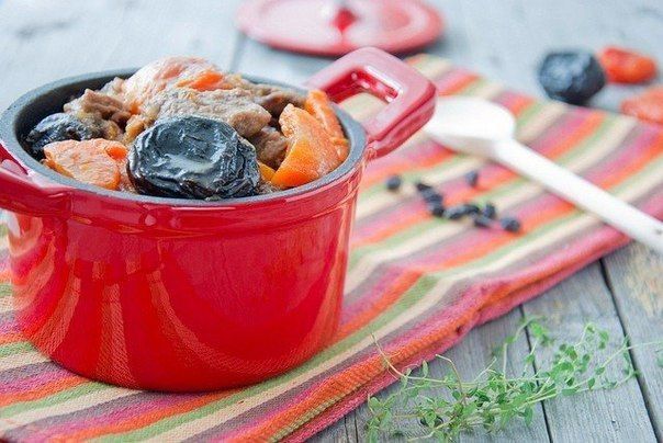 Говядина тушеная с сухофруктами.