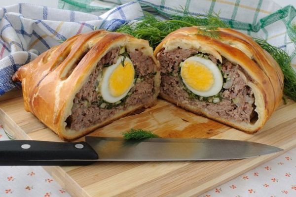 Мясной рулет в слоёном тесте. 