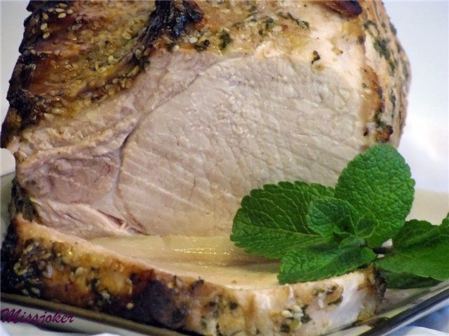 Свиная корейка в духовке с мятой