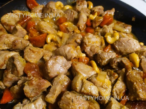 Свинина с курагой, мёдом и орехами кешью