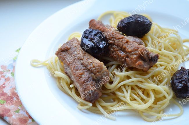 Свиные рёбрышки с черносливом