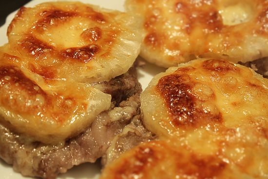 Телятина с ананасом в духовке