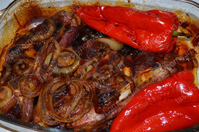 Запечённая свиная лопатка