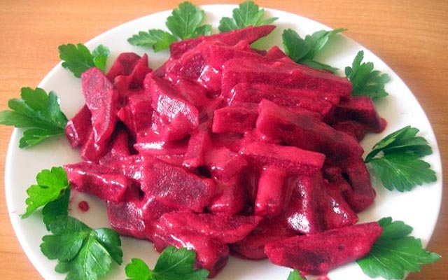 Свекла тушёная с яблоками в сметане