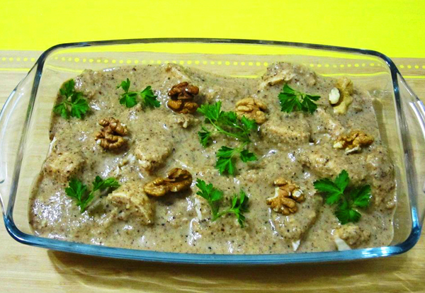 Курица в ореховом соусе.