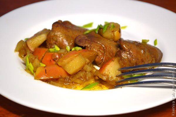 Куриная печень с яблоками