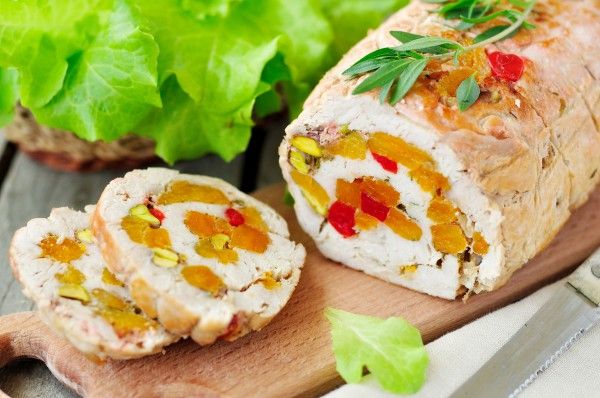 Рулет из индейки с курагой