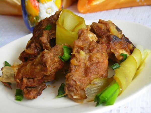Рёбрышки свиные с луком