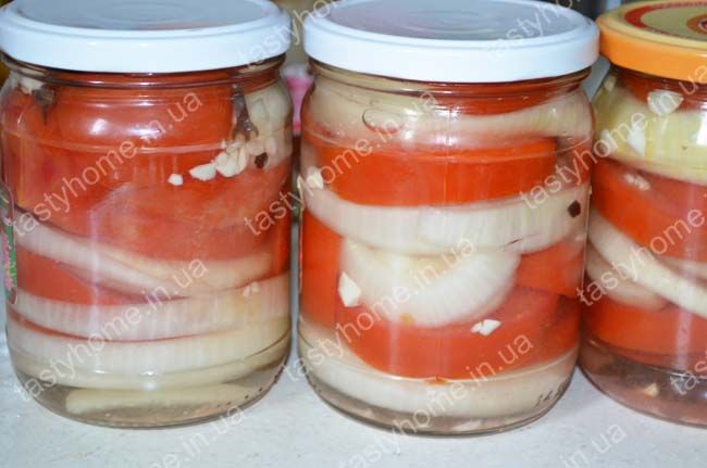 Помидоры с репчатым луком и чесноком
