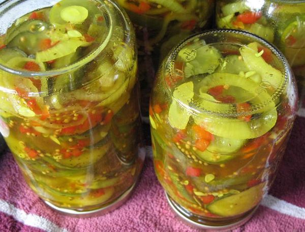Салат из огурцов, перца и лука