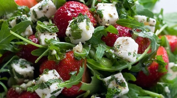 Салат с клубникой и курицей