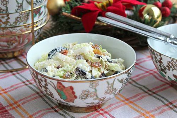 Салат из пекинской капусты с сухофруктами.