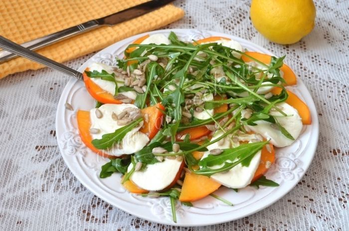 Салат из хурмы с сыром