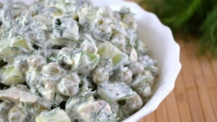 Куриный салат с зелёным горошком