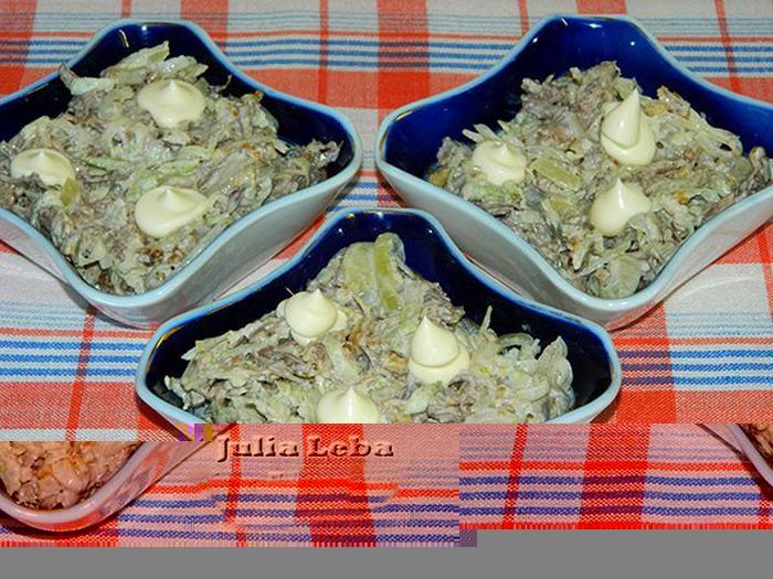 Мясной салат с орехами