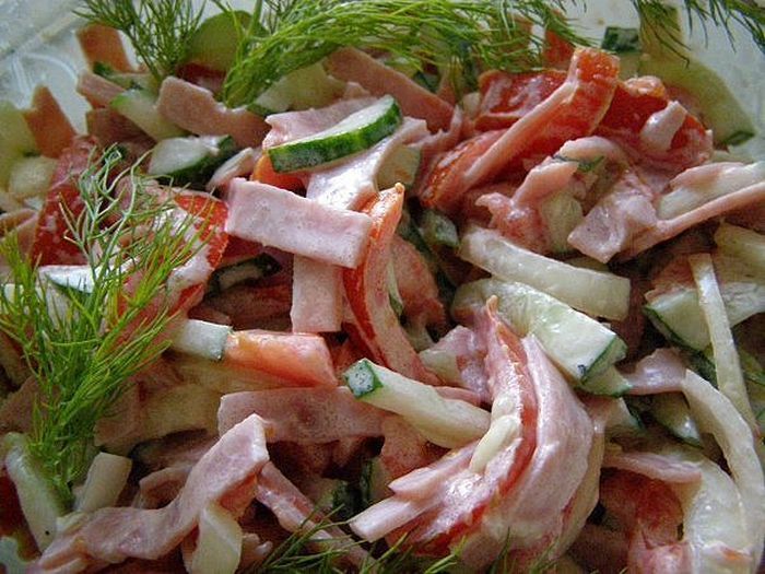 Салат с колбасным сыром, ветчиной и овощами. 
