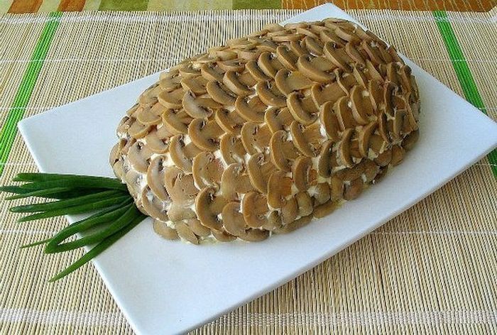 Салат с курицей, шампиньонами и огурцами