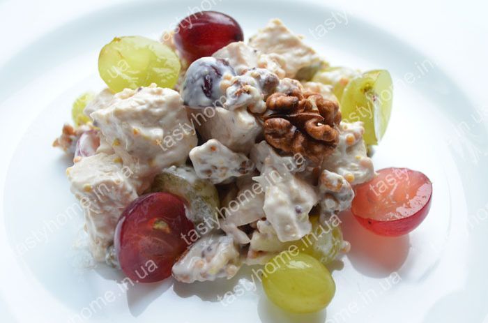 Салат из курицы, орехов и винограда