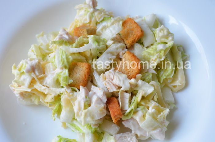 Салат с капустой, курицей и сухариками