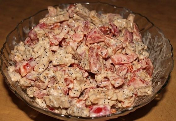Салат с колбасой и сухариками