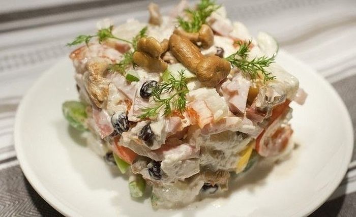 салат с ветчиной и ананасами