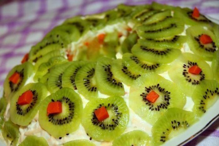 Салат с курицей, киви и ананасами