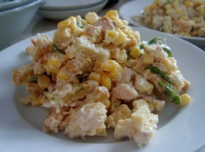 Салат с сухариками и огурцом