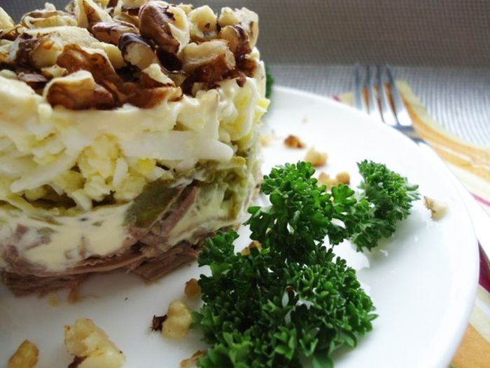 Салат с говядиной и огурцом