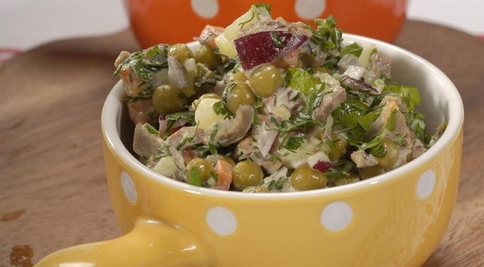 Салат с языком и зелёным горошком
