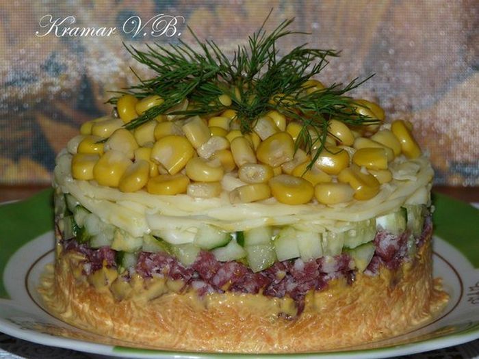 Салат с колбасой и сыром