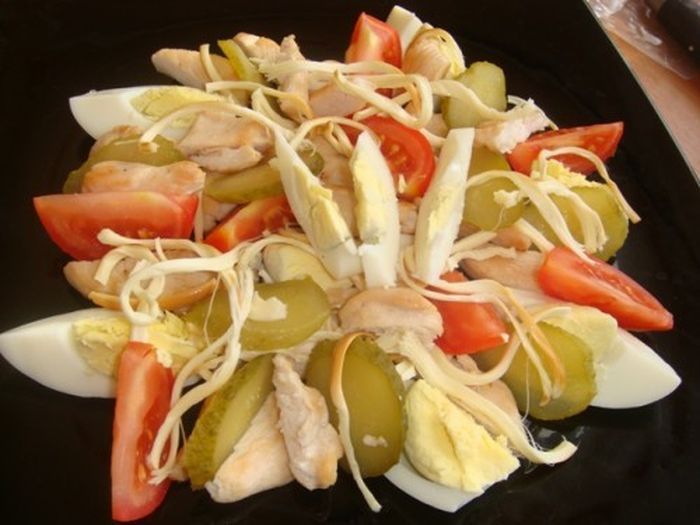 Салат с сыром-косичкой и курицей. 