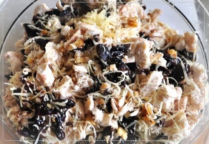 Куриный салат с черносливом