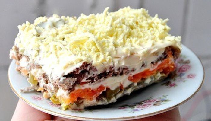 Салат из печени, моркови и огурцов