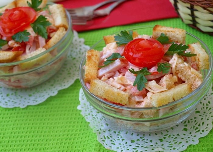 Салат с ветчиной, сухариками и помидорами