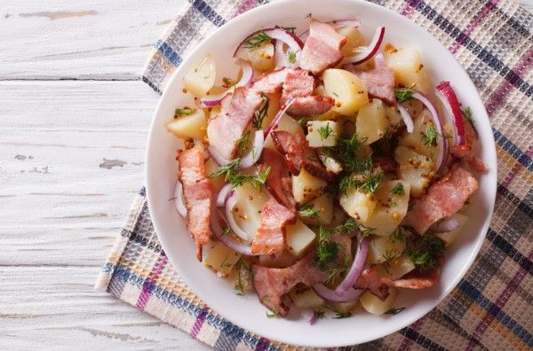 Тёплый картофельный салат с грудинкой