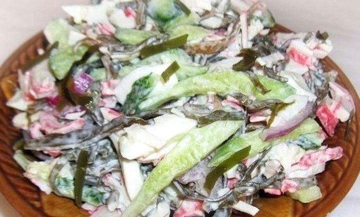 Салат с морской капустой и крабовыми палочками. 