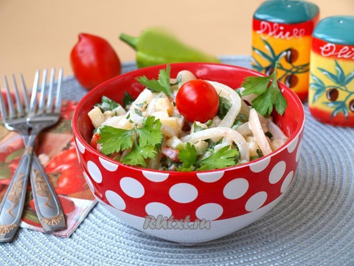 Салат с кальмарами и яблоком